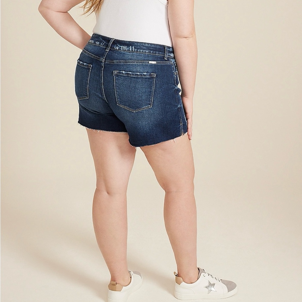 KanCan Dark High Rise Frayed Hem 4in Short - Picture 2 of 2